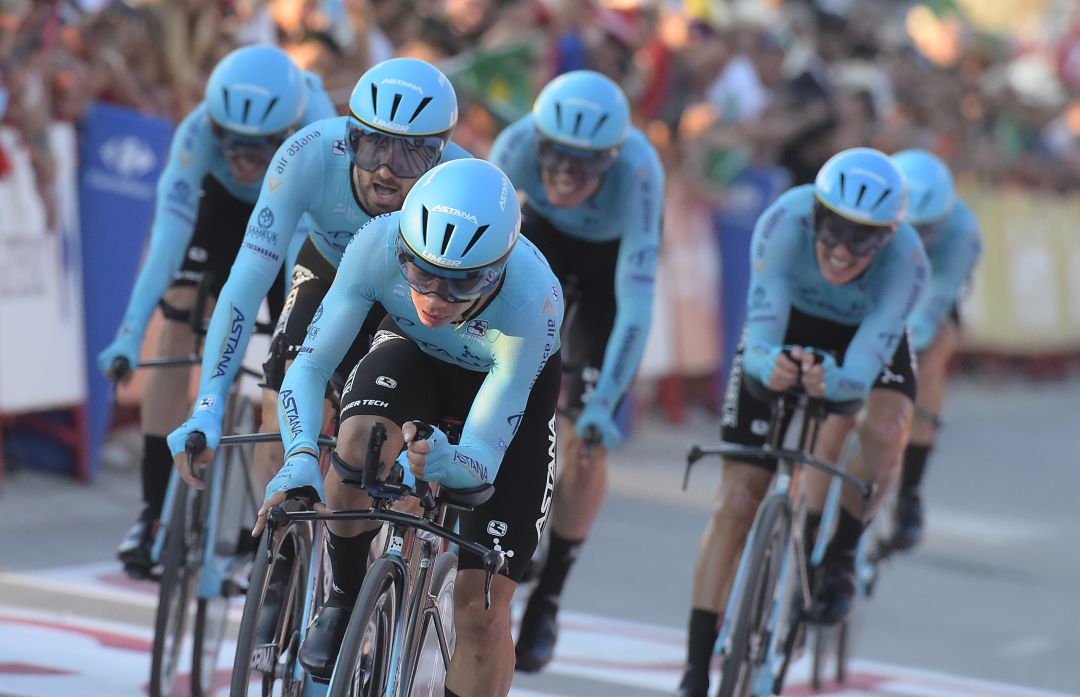El Astana Pro Team, durante la primera etapa de La Vuelta El Astana Pro Team, durante la primera etapa de La Vuelta