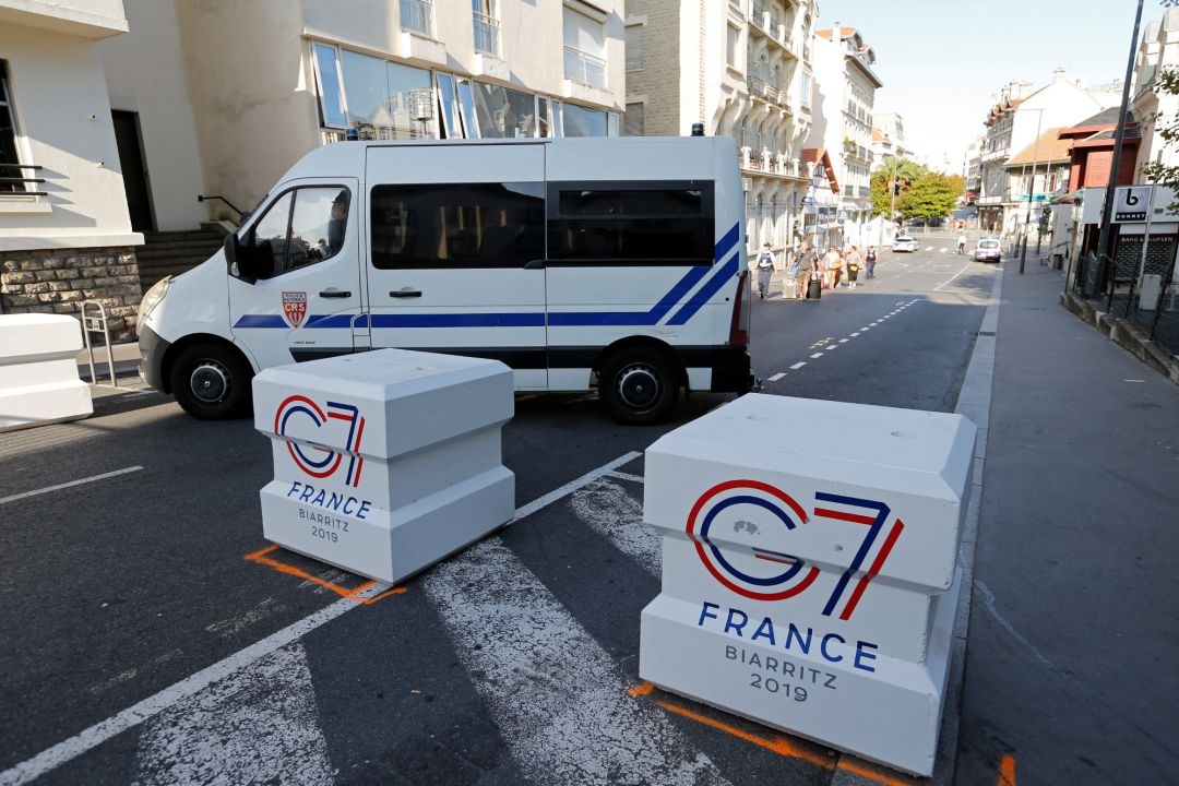 La policía controla una de las calles de la localidad francesa de Biarritz donde se celebra la cumbre del G7 La policía controla una de las calles de la localidad francesa de Biarritz donde se celebra la cumbre del G7