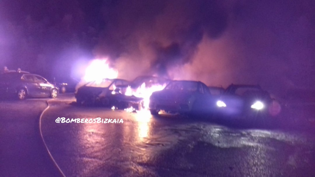 Calcinados 21 coches por un incendio en un estacionamiento "low cost" en Zamudio