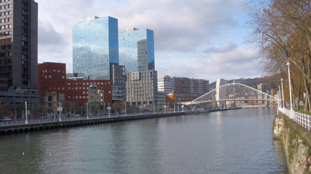 La ría de Bilbao aparece teñida de verde por un colorante inocuo