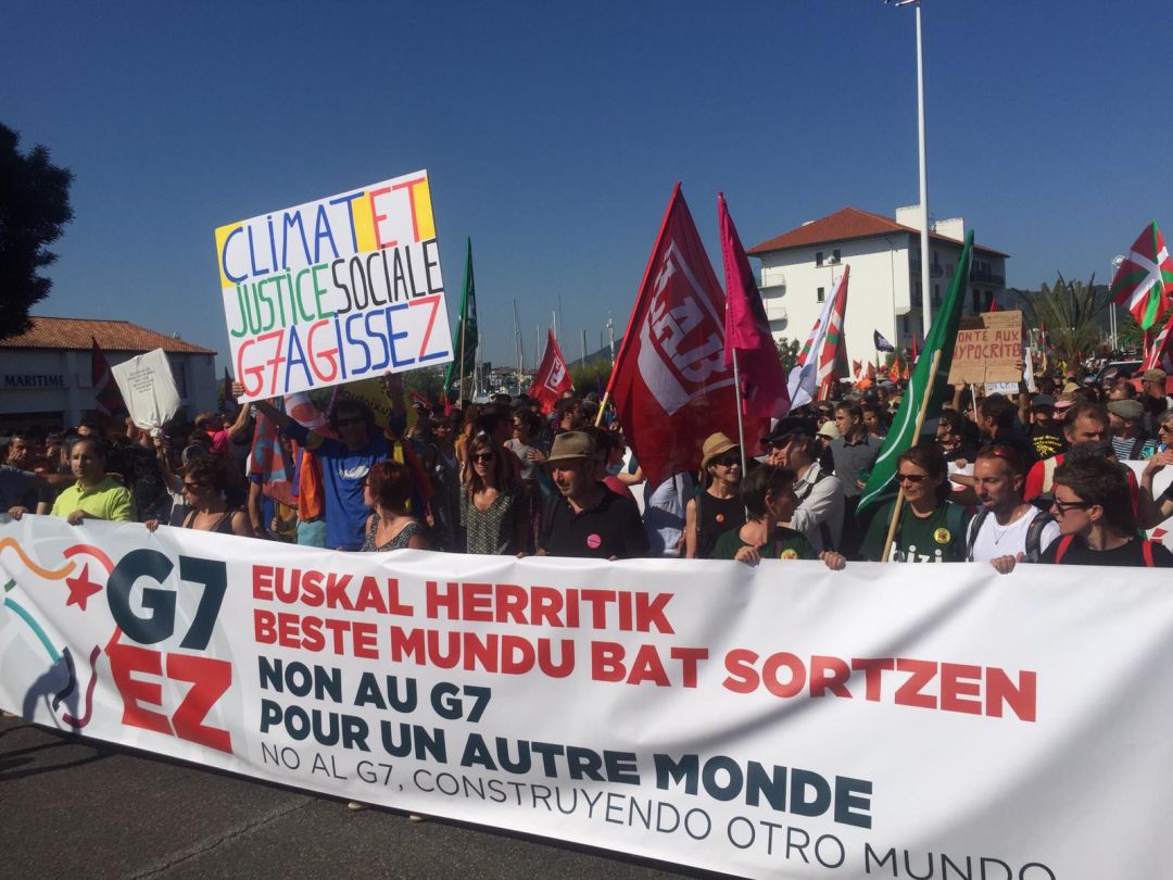 Miles de personas marchan desde Hendaya en la "contracumbre" del G7 Miles de personas marchan desde Hendaya en la "contracumbre" del G7