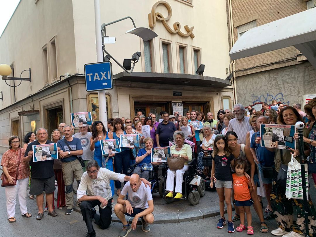 Los manifestantes, momentos antes de comenzar su asamblea a las puertas del Cine Rex Los manifestantes, momentos antes de comenzar su asamblea a las puertas del Cine Rex