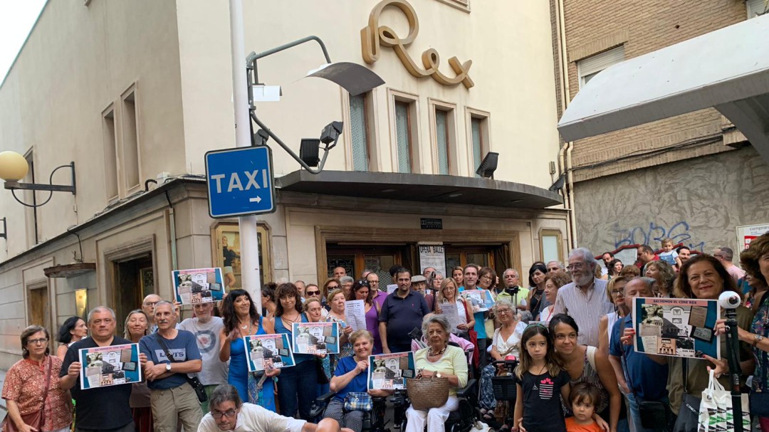 Varias decenas de personas se concentran para protestar contra el cierre del Cine Rex