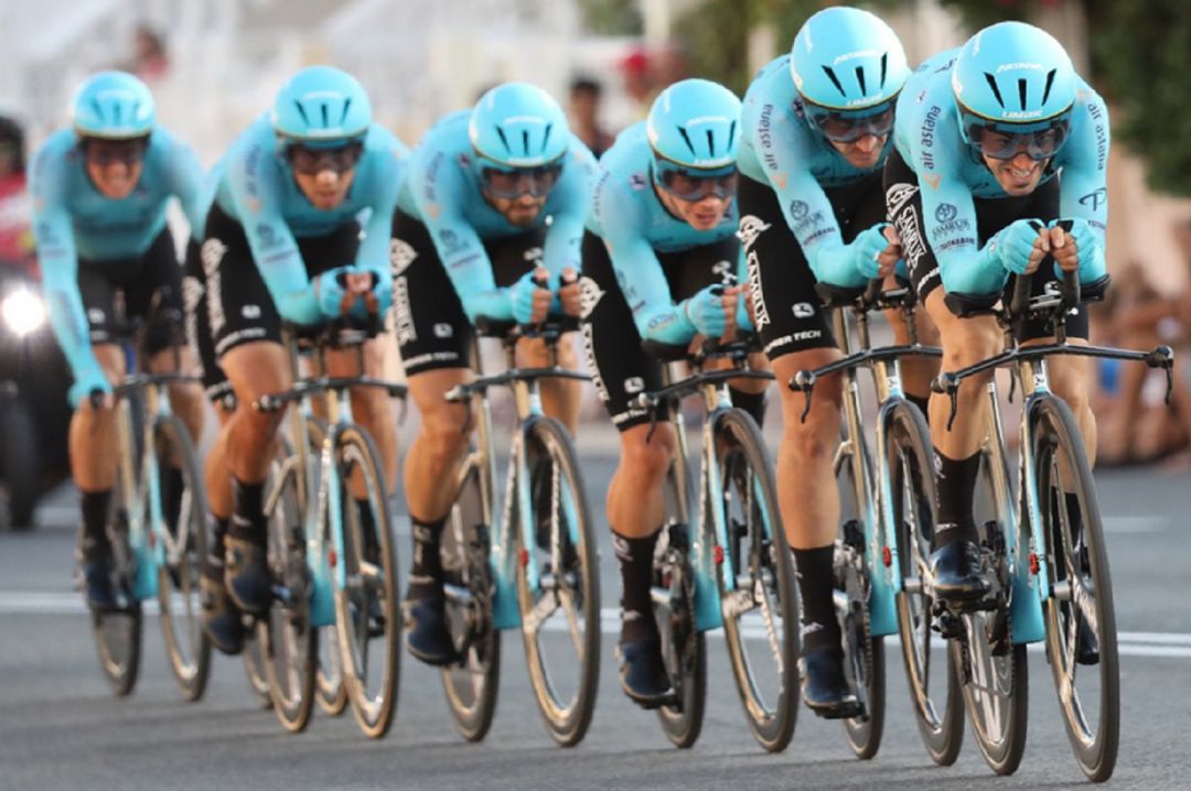 El equipo Astana en la crono que ha salido desde Torrevieja El equipo Astana en la crono que ha salido desde Torrevieja