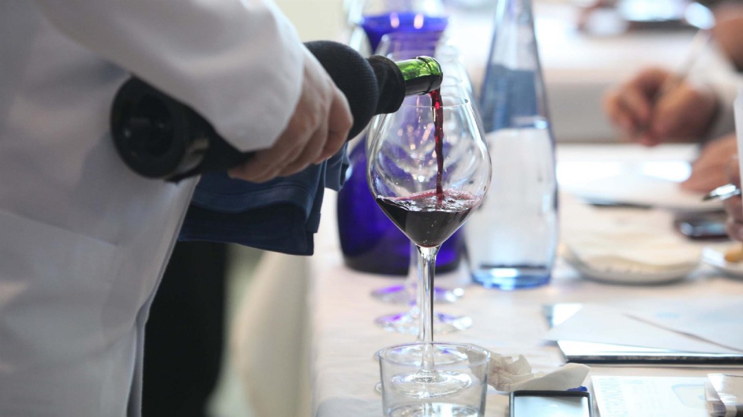 Vino, aceite, mermelada y cervezas, entre los regalos estivales a los miembros del Consell