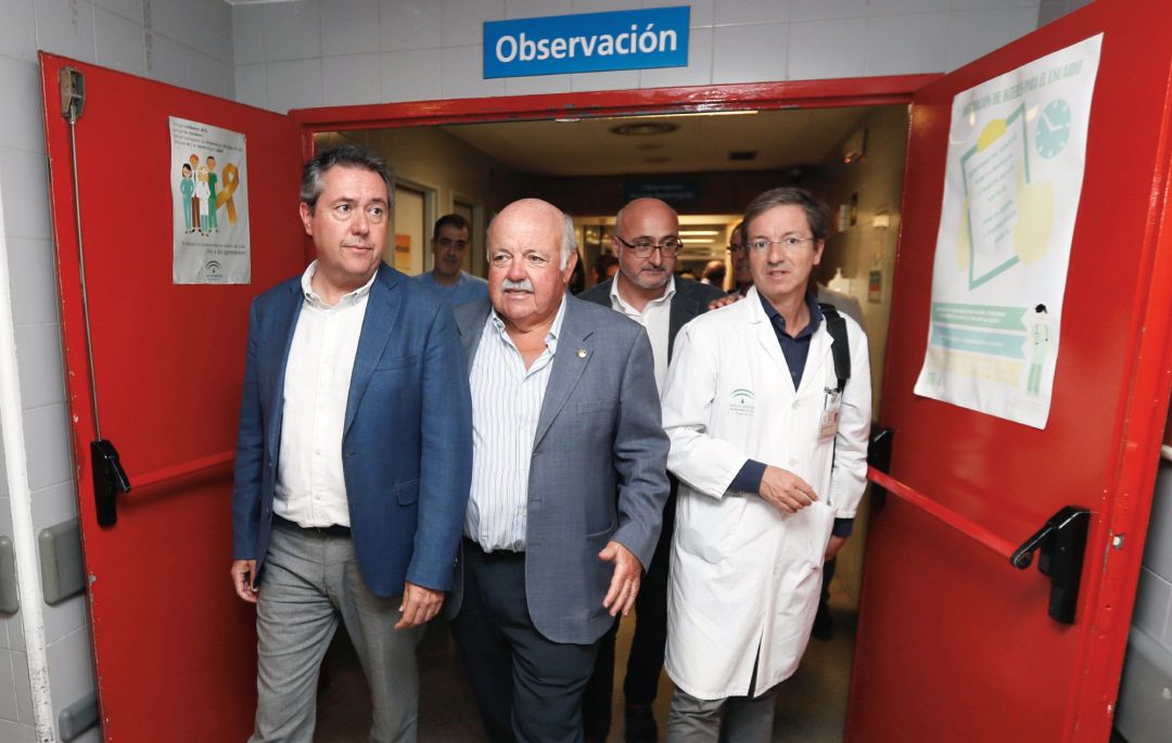 El alcalde de Sevilla, Juan Espadas (PSOE) (i), con el consejero de Salud y Familias de la Junta de Andalucía, Jesús Aguirre (c), y el portavoz de la Junta de Andalucía para este brote de listeriosis, José Miguel Cisneros El alcalde de Sevilla, Juan Espadas (PSOE) (i), con el consejero de Salud y Familias de la Junta de Andalucía, Jesús Aguirre (c), y el portavoz de la Junta de Andalucía para este brote de listeriosis, José Miguel Cisneros