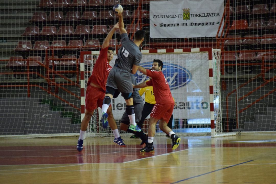 Linares intenta un lanzamiento ante la oposición de dos jugadores de Alcobendas. Linares intenta un lanzamiento ante la oposición de dos jugadores de Alcobendas.