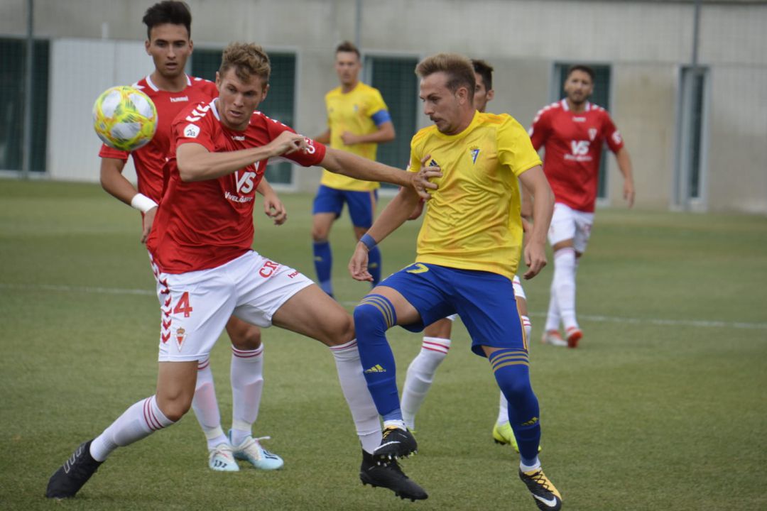 Edu Luna lucha un balón en la primera jornada contra el Cádiz B Edu Luna lucha un balón en la primera jornada contra el Cádiz B