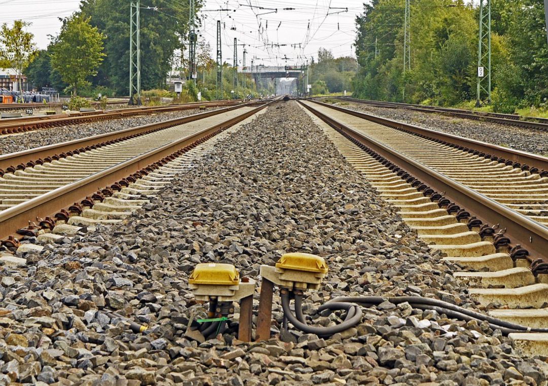 Un tren arrolla a un turismo averiado en un paso a nivel Un tren arrolla a un turismo averiado en un paso a nivel