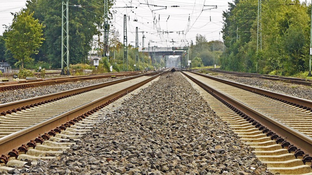 Un tren arrolla a un turismo averiado en un paso a nivel