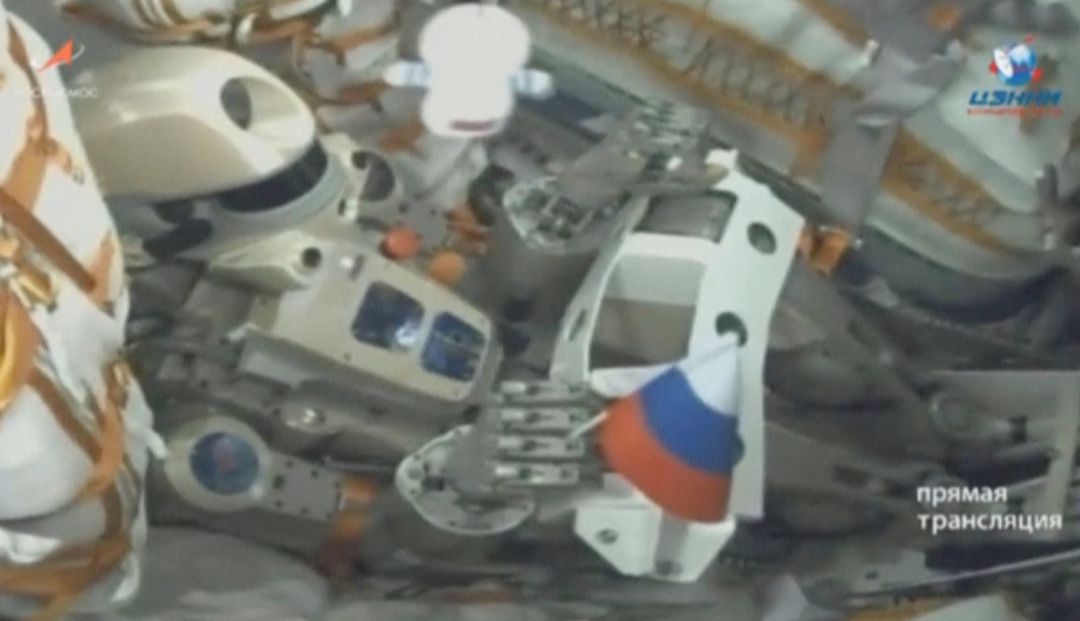 El androide en el interior de la Soyuz. El androide en el interior de la Soyuz.