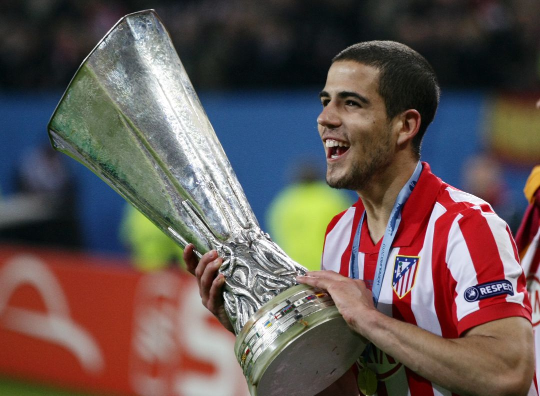 Álvaro Domínguez, con el torneo de la Europa League. Álvaro Domínguez, con el torneo de la Europa League.