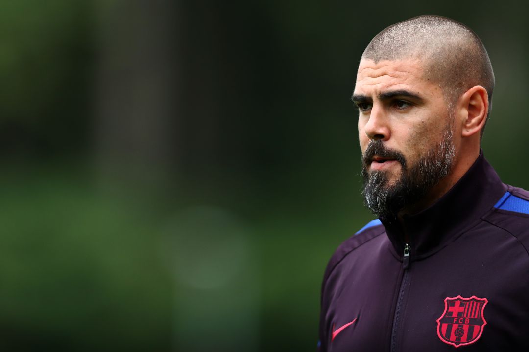 Víctor Valdés dirigiendo un partido en el Juvenil A Víctor Valdés dirigiendo un partido en el Juvenil A