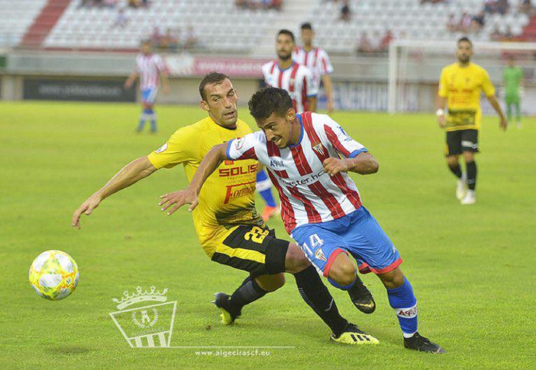 Un momento del partido. Un momento del partido.