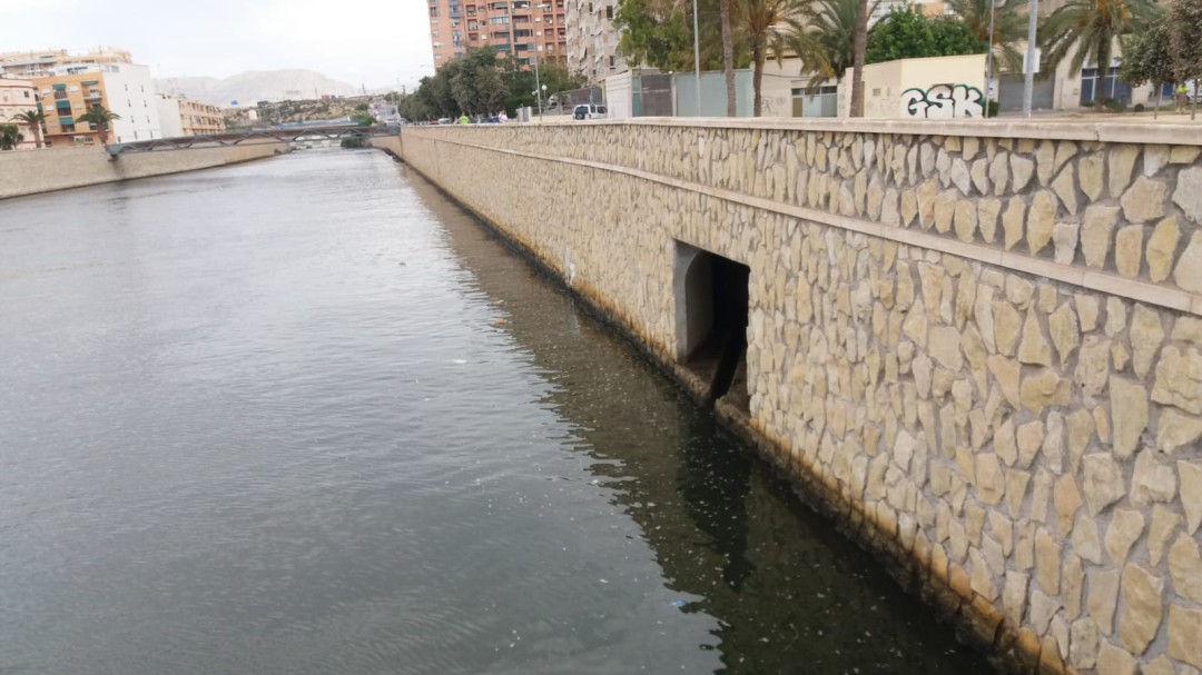 La zona sur lamenta ser "la cloaca de Alicante" para el Ayuntamiento