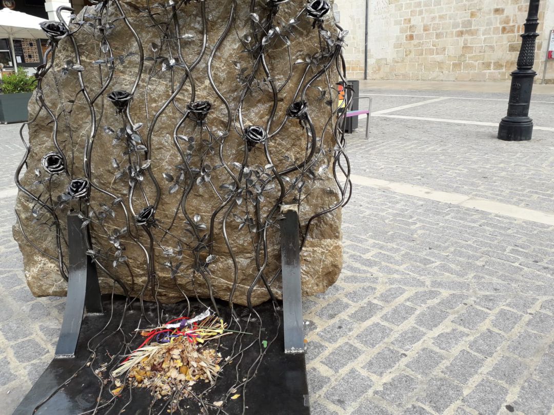 Escultura de Las Trece Rosas de Gandia en la que se aprecia que falta una. Escultura de Las Trece Rosas de Gandia en la que se aprecia que falta una.