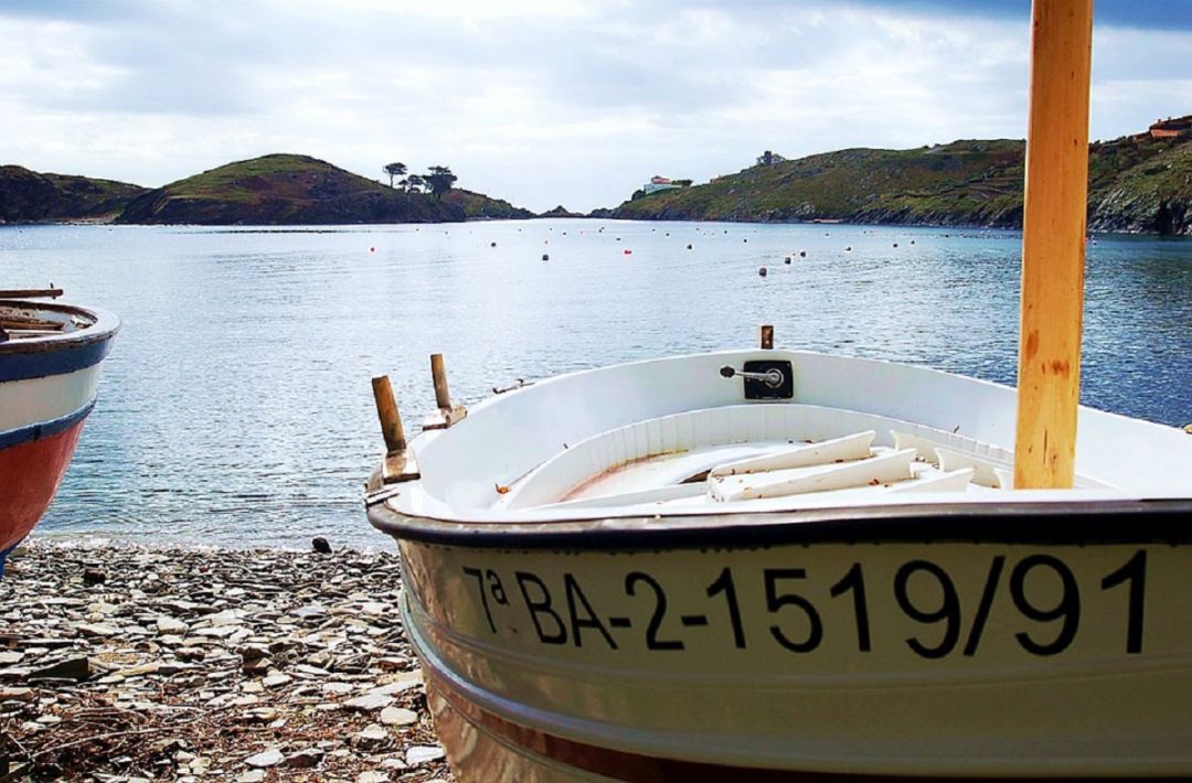 Una barca a la Costa Brava Una barca a la Costa Brava