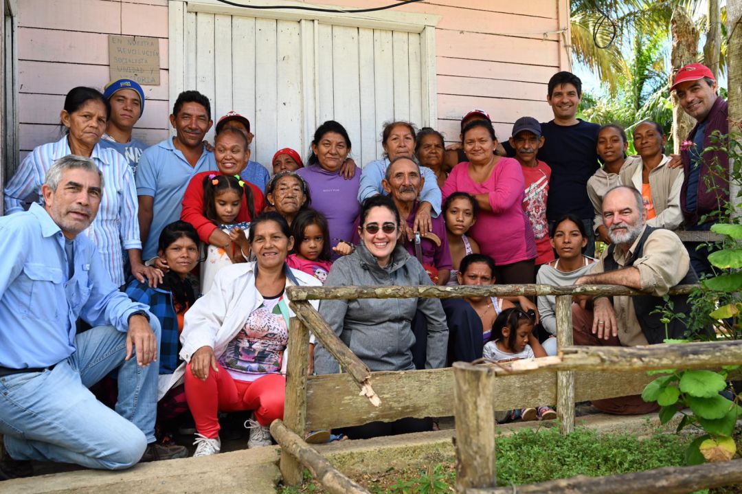 El grupo investigador de 'Cuba indígena' con los descendientes de los taínos. El grupo investigador de 'Cuba indígena' con los descendientes de los taínos.