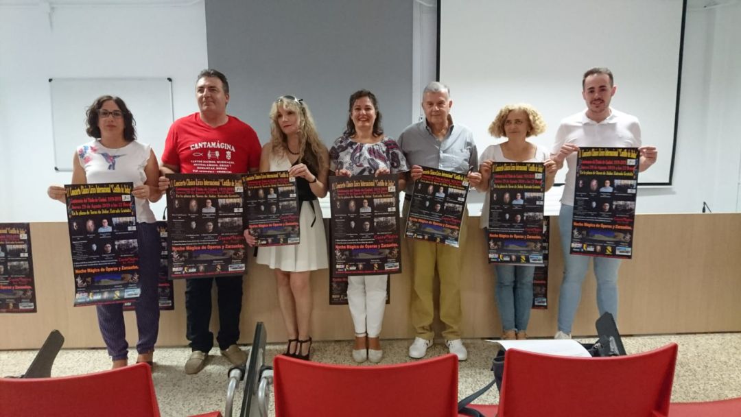 Foto de familia con autoridades , representantes de 'Canta Mágina y maestro Paolo Borgognone, tercero por la izquierda Foto de familia con autoridades , representantes de 'Canta Mágina y maestro Paolo Borgognone, tercero por la izquierda