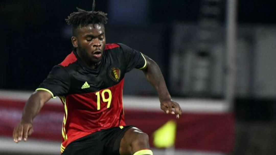 Aristote Nkaka llegó este verano al Almería y su nuevo dueño saudí le ha devuelto al Anderlecht, que se le presta al Racing. Aristote Nkaka llegó este verano al Almería y su nuevo dueño saudí le ha devuelto al Anderlecht, que se le presta al Racing.