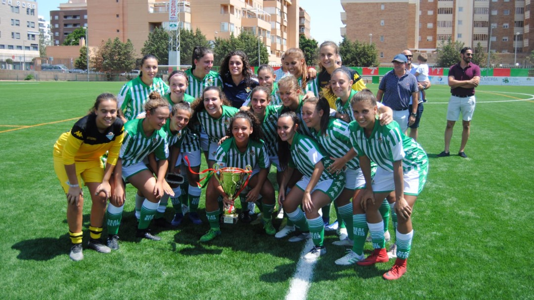 El Real Betis levanta la Almería Cup tras ganar al Elche 5-0