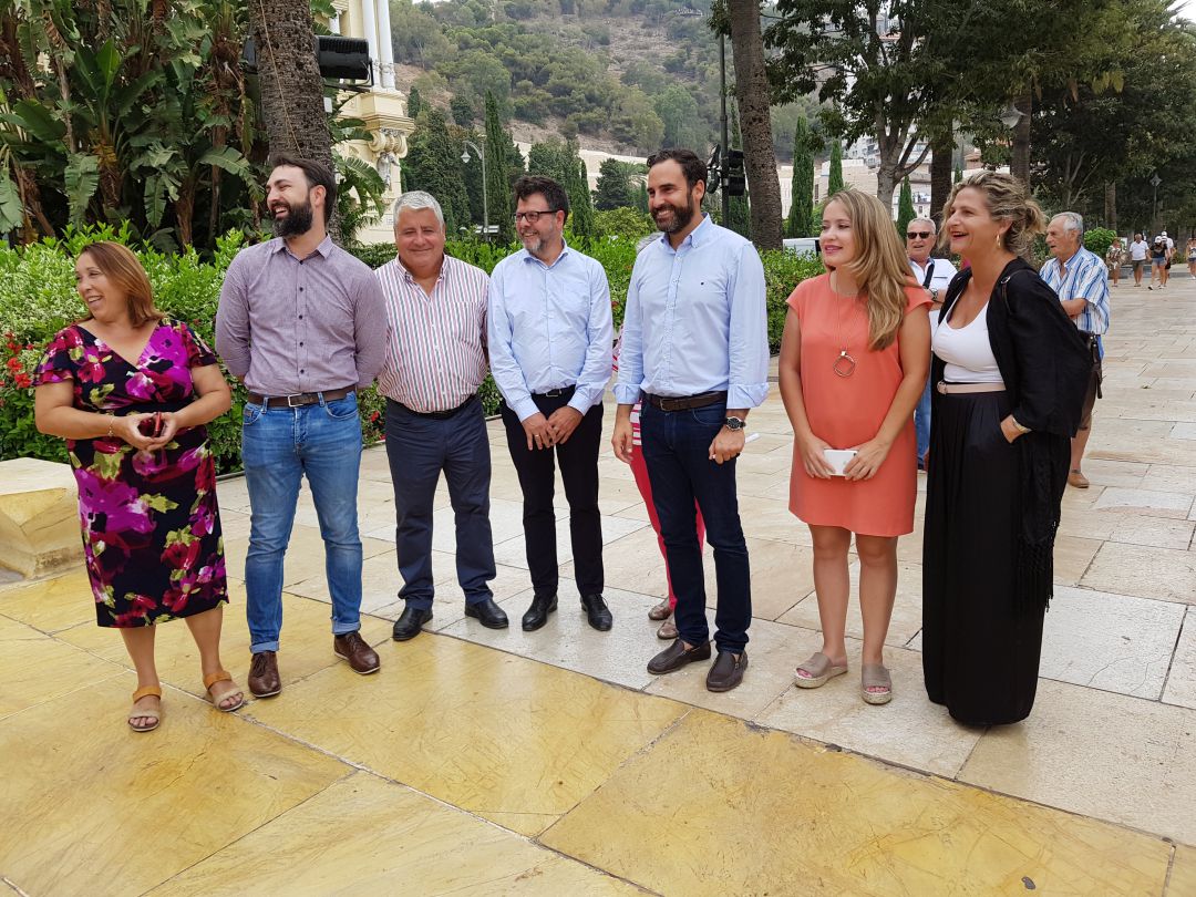 Daniel Pérez y miembros del PSOE en el Paseo del Parque Daniel Pérez y miembros del PSOE en el Paseo del Parque