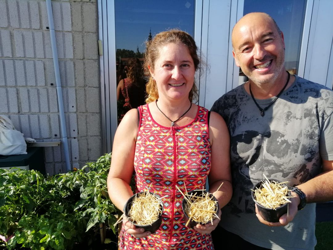 Amaia e Iñaki con el semillero de espinacas Amaia e Iñaki con el semillero de espinacas