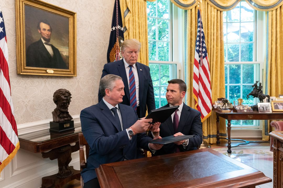 El presidente Donald Trump (centro) junto al ministro de Interior guatemalteco, Enrique Degenhart (izda) y el Secretario de Seguridad Nacional de EEUU, Kevin McAleenan (dcha), tras la firma del acuerdo de tercer país seguro. El presidente Donald Trump (centro) junto al ministro de Interior guatemalteco, Enrique Degenhart (izda) y el Secretario de Seguridad Nacional de EEUU, Kevin McAleenan (dcha), tras la firma del acuerdo de tercer país seguro.