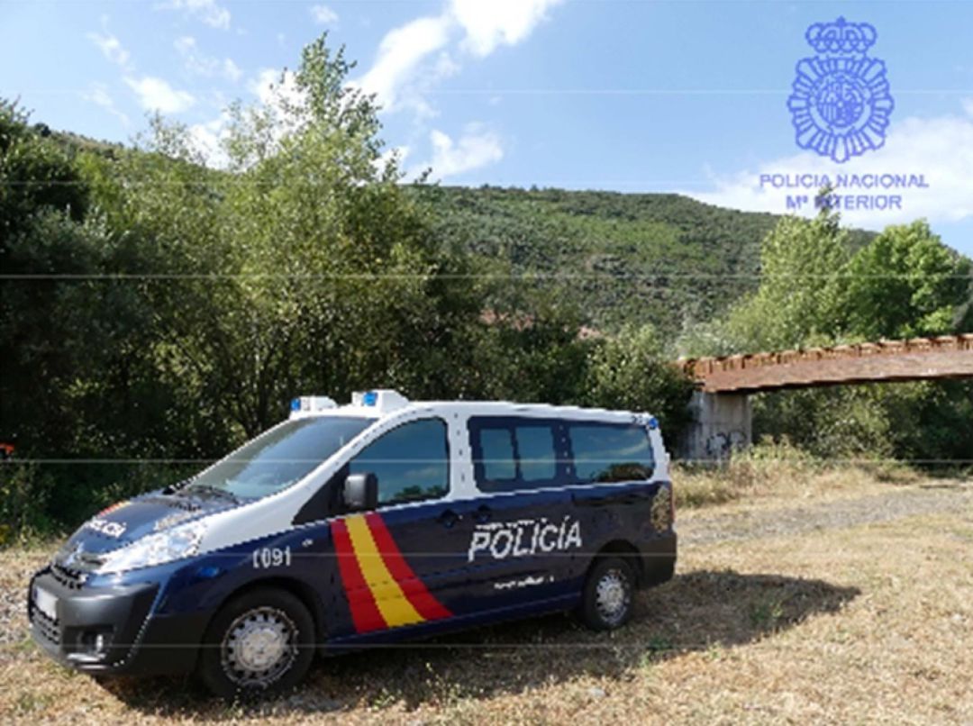 Tres detenidos, entre ellos una menor, por robos en vehículos en Ponferrada Tres detenidos, entre ellos una menor, por robos en vehículos en Ponferrada