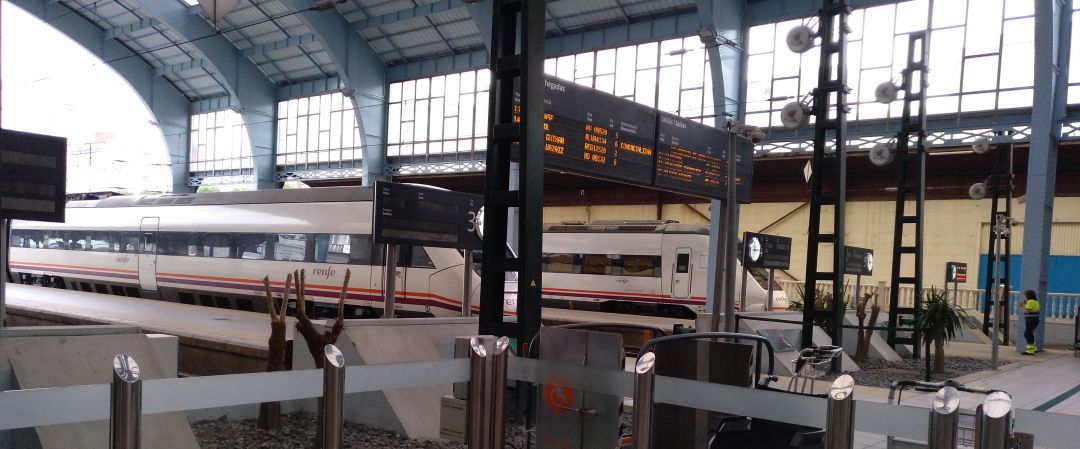 Tren en la estación de A Coruña Tren en la estación de A Coruña