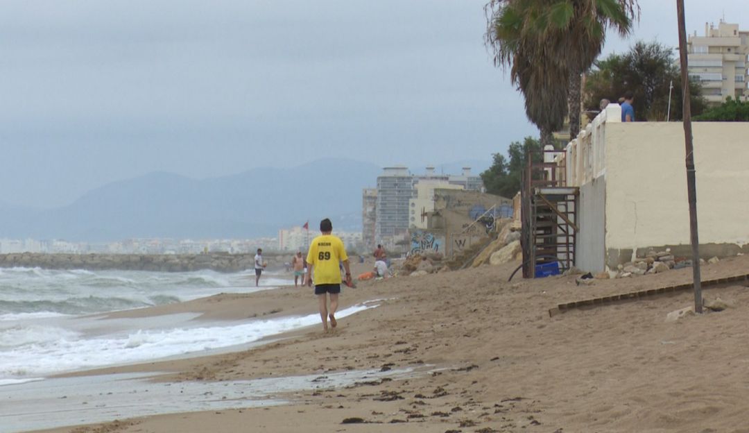 Playa de la Goleta, en la mañana del martes 27 de agosto, sin parte de la arena tras el temporal de mar de hace una semana. Playa de la Goleta, en la mañana del martes 27 de agosto, sin parte de la arena tras el temporal de mar de hace una semana.