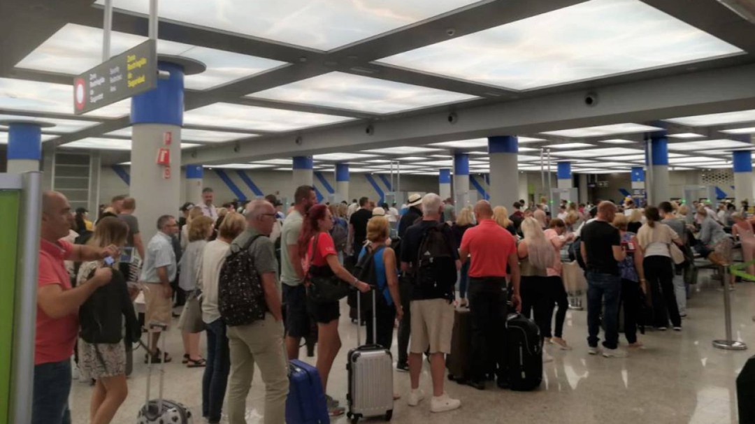 Los trabajadores del control de pasaportes denuncian a Aena y a Acciona por violar su derecho de huelga