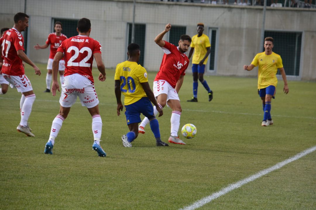 Momo observa, al fondo de la imagen, una acción del Cádiz B-Real Murcia Momo observa, al fondo de la imagen, una acción del Cádiz B-Real Murcia