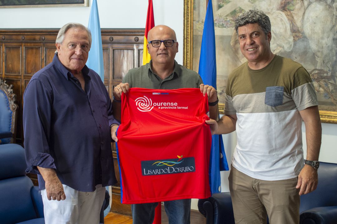 Manuel Baltar, comprometeuse a colaborar coa U.D. Ourense, nos vindeiros anos, para dotala das infraestruturas deportivas que demandan desde a propia directiva Manuel Baltar, comprometeuse a colaborar coa U.D. Ourense, nos vindeiros anos, para dotala das infraestruturas deportivas que demandan desde a propia directiva
