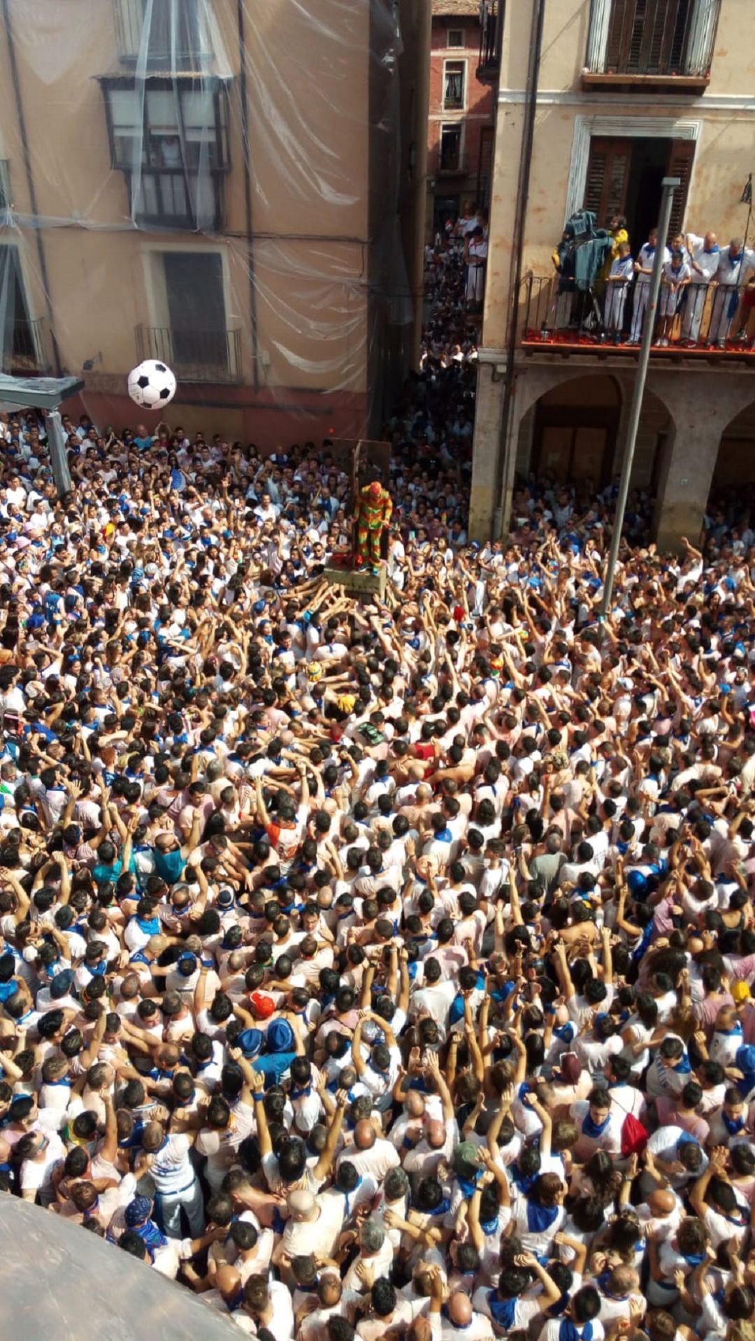 Tarazona vibra con su Cipotegato bajo una enorme nube de tomates Tarazona vibra con su Cipotegato bajo una enorme nube de tomates