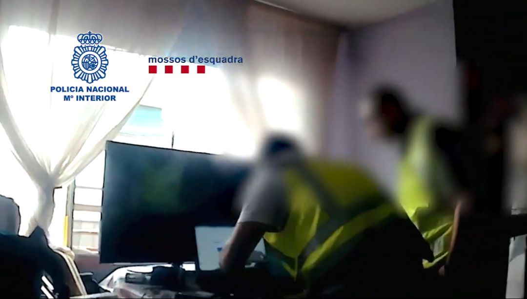 Dos agentes de la Policía Nacional registran la vivienda en Alcalá de Henares, del detenido por, presuntamente, acosar sexualmente a menores Dos agentes de la Policía Nacional registran la vivienda en Alcalá de Henares, del detenido por, presuntamente, acosar sexualmente a menores