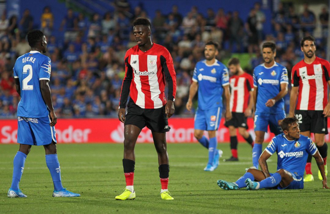 Bergara, en segundo plano, junto a Raúl García (Athletic Club), durante el partido de la pasada jornada. Bergara, en segundo plano, junto a Raúl García (Athletic Club), durante el partido de la pasada jornada.