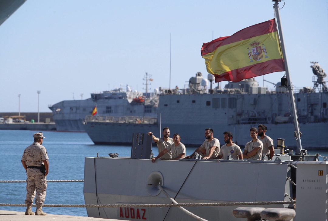 La tripulación ultima los preparativos en el buque de la Armada española Audaz antes de partir hacia Lampedusa La tripulación ultima los preparativos en el buque de la Armada española Audaz antes de partir hacia Lampedusa