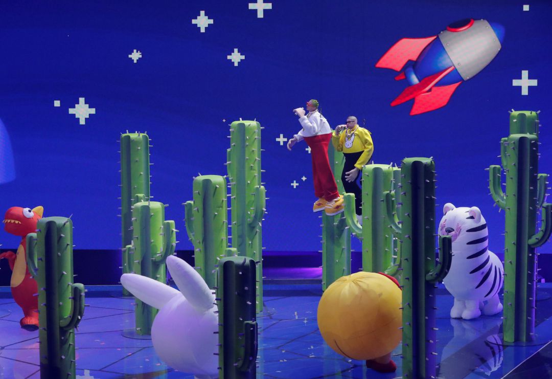 Actuación de J.Balvin y Bad Bunny en los MTV Video Music Awards. Actuación de J.Balvin y Bad Bunny en los MTV Video Music Awards.