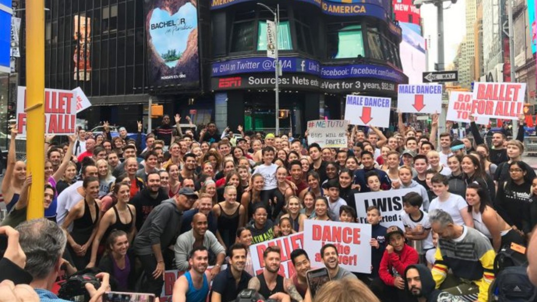 Times Square se llena de bailarines en apoyo al príncipe Jorge de Inglaterra