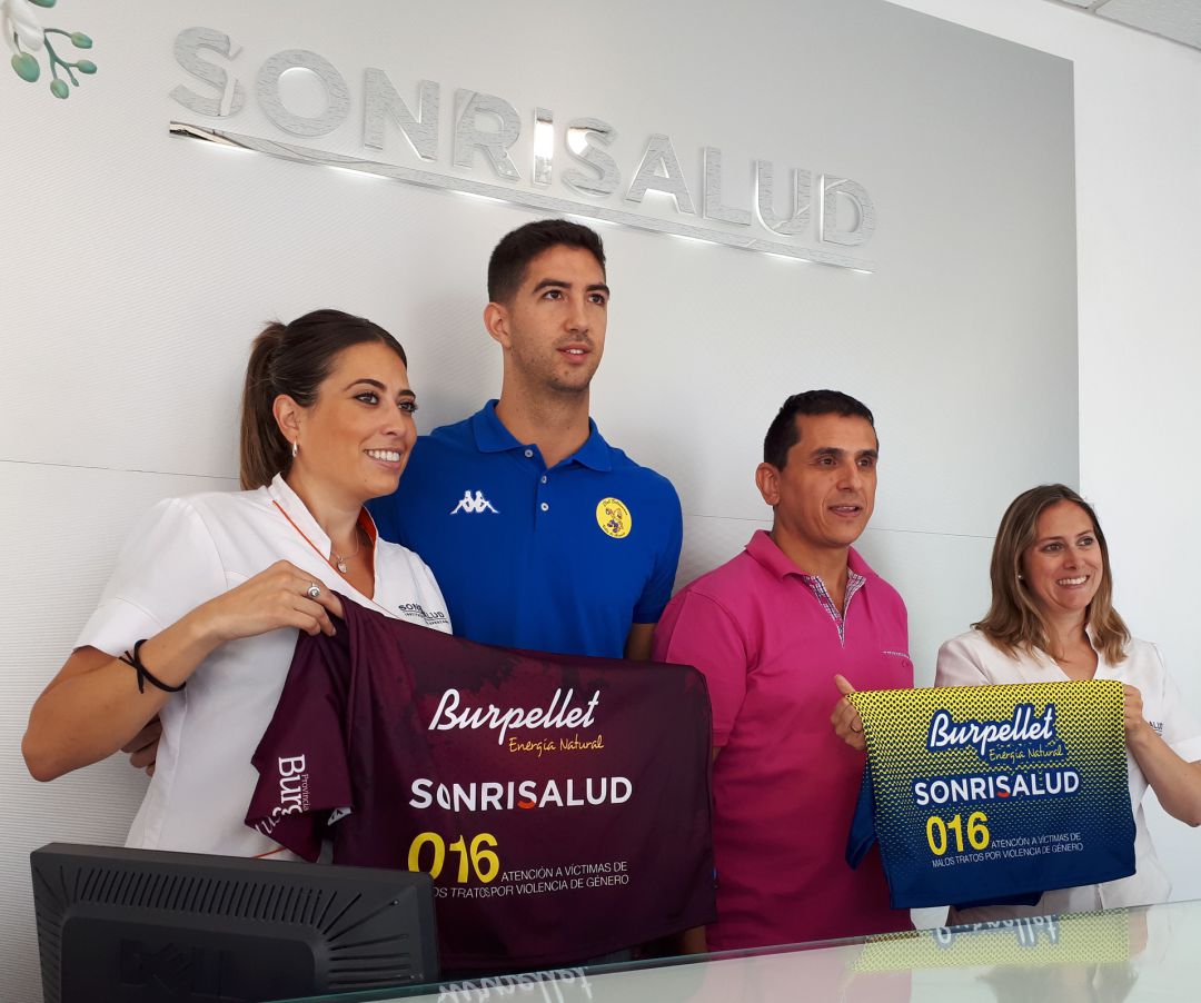 Juan de Dios Linares (i) durante su presentación en las instalaciones de Sonrisalud. Juan de Dios Linares (i) durante su presentación en las instalaciones de Sonrisalud.