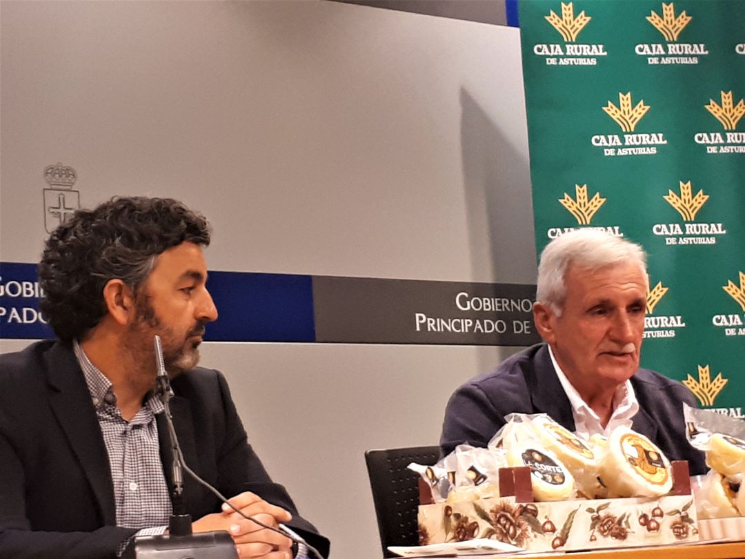 El consejero de Desarrollo Rural, Alejandro Calvo, y el alcalde de Caso, Miguel Fernández, presentaron el XXXI Certamen de Queso Casín El consejero de Desarrollo Rural, Alejandro Calvo, y el alcalde de Caso, Miguel Fernández, presentaron el XXXI Certamen de Queso Casín