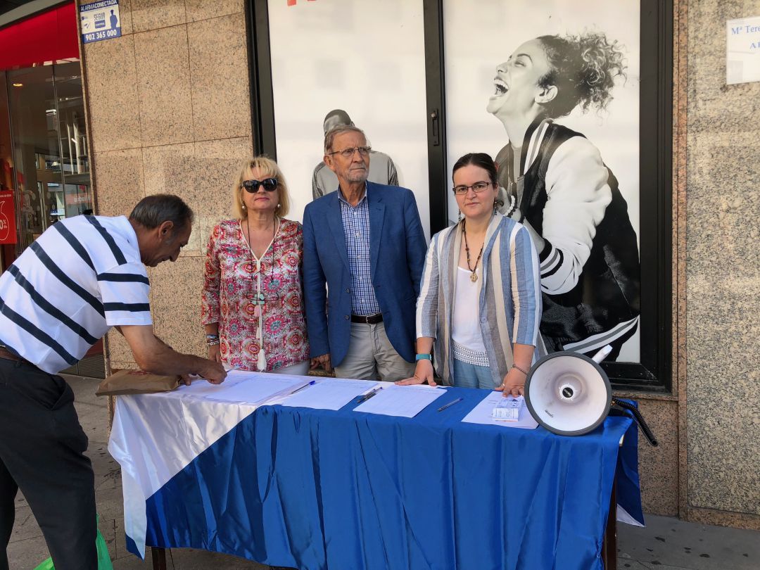Punto de recogida de firmas en la Plaza Lazurtegui Punto de recogida de firmas en la Plaza Lazurtegui