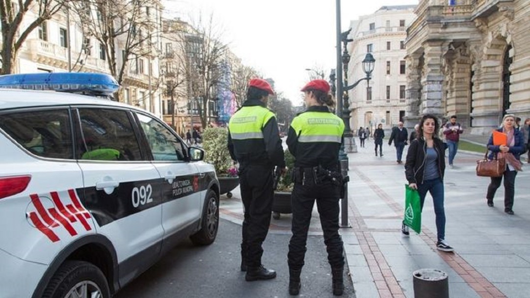 Dos hombres detenidos en Bilbao por herir a otro para robarle el móvil