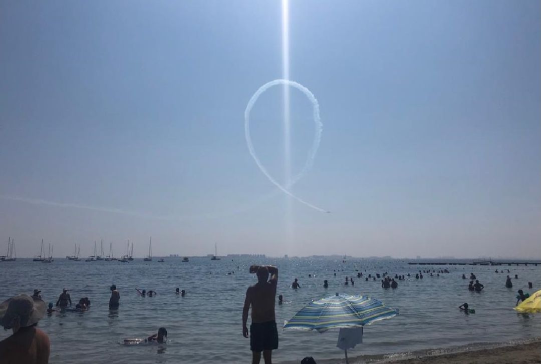 Un avión de la Patrulla Águila dibuja un crespón de luto sobre el cielo de Santiago de la Ribera Un avión de la Patrulla Águila dibuja un crespón de luto sobre el cielo de Santiago de la Ribera