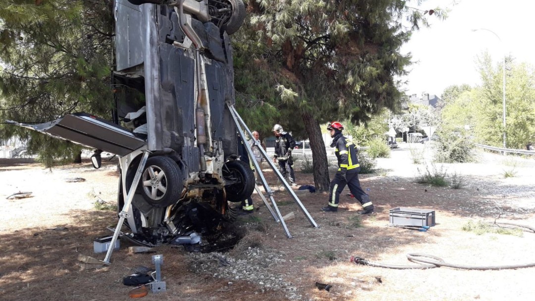 Un coche acaba de forma vertical frente a un pino tras salirse de una rotonda en Las Rozas