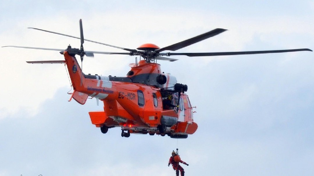 Complicado e tenso rescate do Helimer 401 dunha rapaza na Punta da Buitra