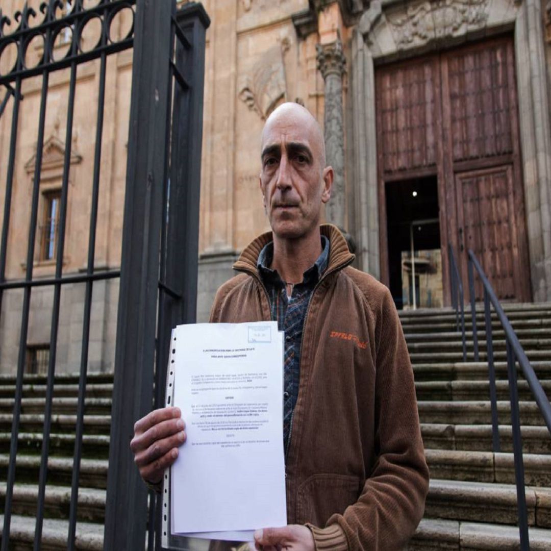Javier Paz Ledesma, ante la Casa de la Iglesia de Salamanca Javier Paz Ledesma, ante la Casa de la Iglesia de Salamanca