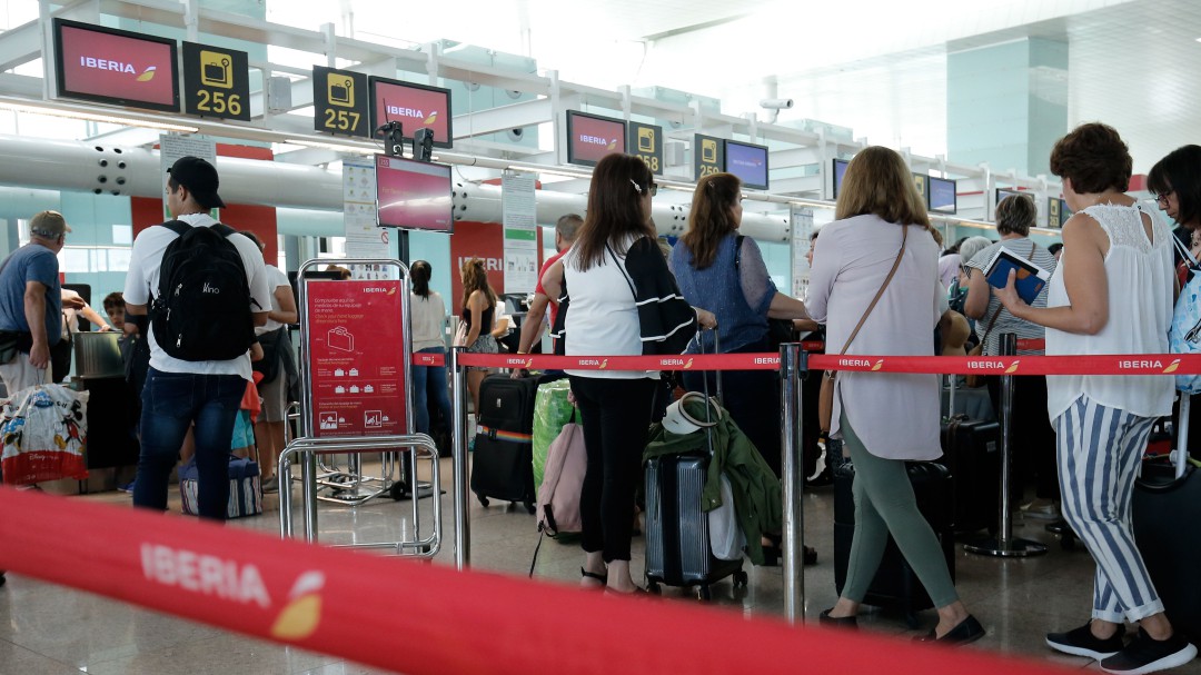 Los trabajadores de tierra de Iberia dan marcha atrás y mantienen la huelga en El Prat