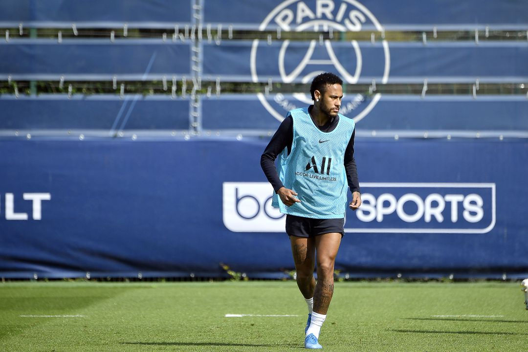 Neymar se entrena con el PSG, mientras sigue la negociación con el Barcelona Neymar se entrena con el PSG, mientras sigue la negociación con el Barcelona